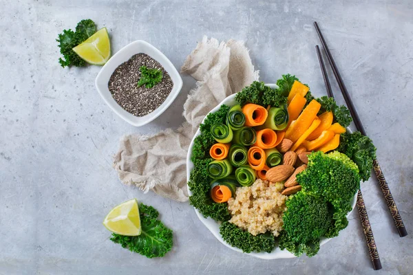 Sağlıklı vegan Buda kase ile Lahana yaprakları ve çiğ sebze