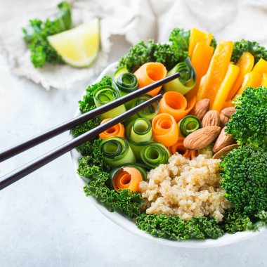 Sağlıklı vegan Buda kase ile Lahana yaprakları ve çiğ sebze