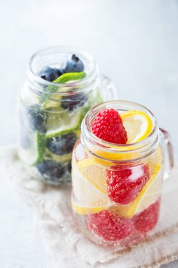 Limon kireç meyveleri taze infüzyon su Detoks içki kokteyl limonata