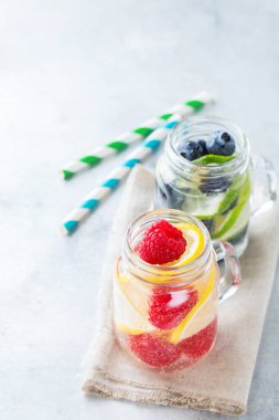 Limon kireç meyveleri taze infüzyon su Detoks içki kokteyl limonata