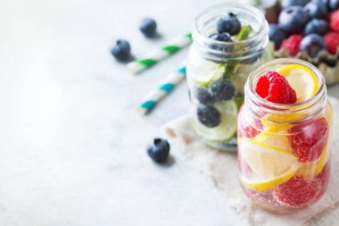 Limon kireç meyveleri taze infüzyon su Detoks içki kokteyl limonata