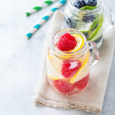 Limon kireç meyveleri taze infüzyon su Detoks içki kokteyl limonata