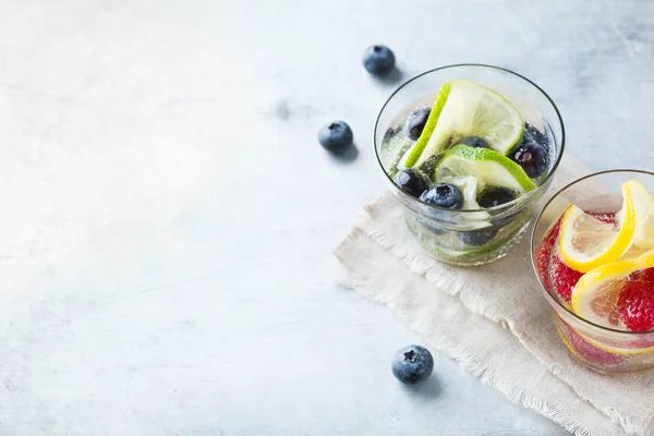 Citroen limoen bessen geïnfundeerd zoetwater detox drankje cocktail limonade — Stockfoto