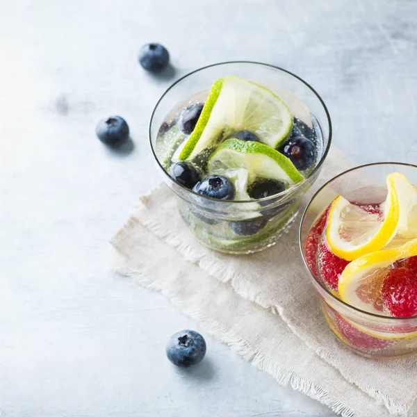 Citroen limoen bessen geïnfundeerd zoetwater detox drankje cocktail limonade — Stockfoto