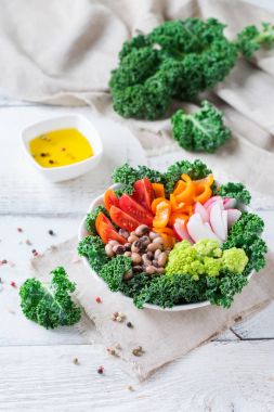 Sağlıklı vegan Buda kase ile Lahana yaprakları ve çiğ sebze
