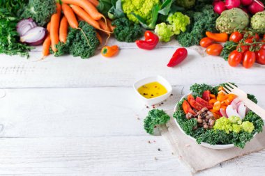 Sağlıklı vegan Buda kase ile Lahana yaprakları ve çiğ sebze
