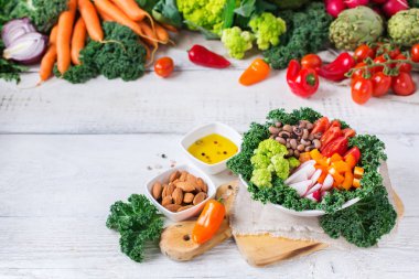 Sağlıklı vegan Buda kase ile Lahana yaprakları ve çiğ sebze