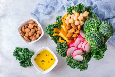 Sağlıklı vegan Buda kase ile Lahana yaprakları ve çiğ sebze