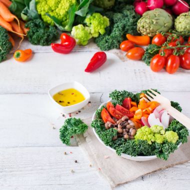 Sağlıklı vegan Buda kase ile Lahana yaprakları ve çiğ sebze