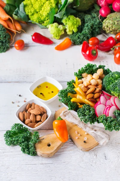 Tigela de buda vegan saudável com folhas de couve e vegetais crus — Fotografia de Stock