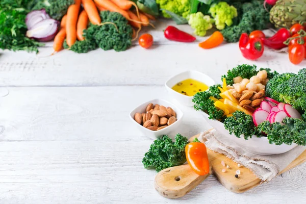 Bol de bouddha végétalien sain avec feuilles de chou frisé et légumes crus — Photo