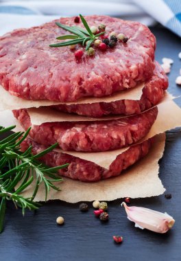 Taze çiğ hamburger pirzola