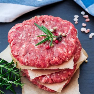 Taze çiğ hamburger pirzola