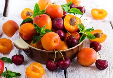 Organik olgun kayısı ve kiraz ile seramik kase