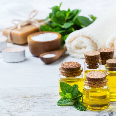 Organik uçucu yağ ile yeşil nane yaprakları, spa konsept