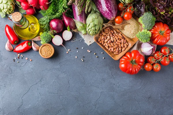 Variedade de produtos hortícolas frescos para agricultores biológicos — Fotografia de Stock