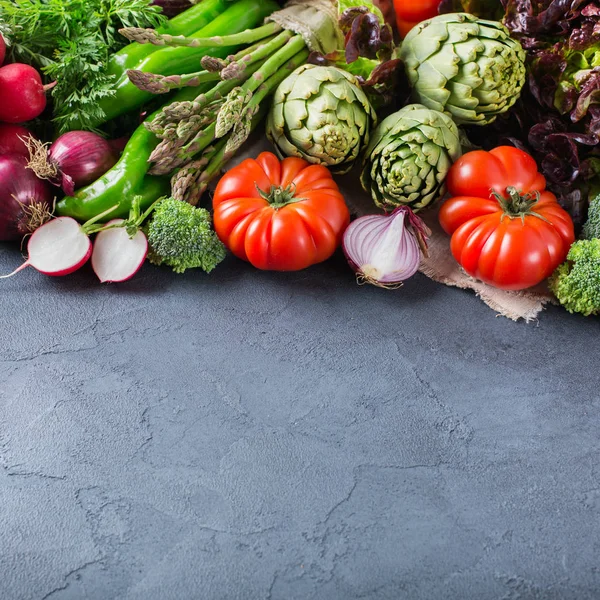 Variedade de produtos hortícolas frescos para agricultores biológicos — Fotografia de Stock