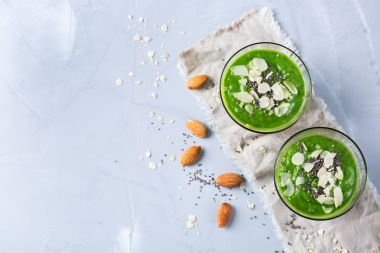 Kale elma brokoli kireç ve ıspanak ile yeşil smoothie