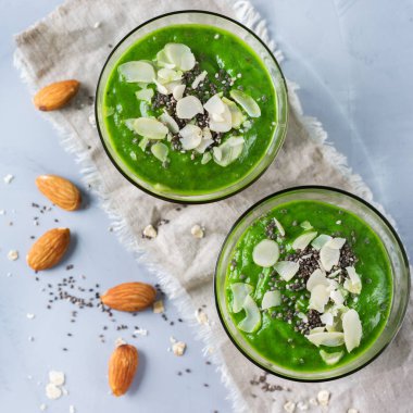 Kale elma brokoli kireç ve ıspanak ile yeşil smoothie