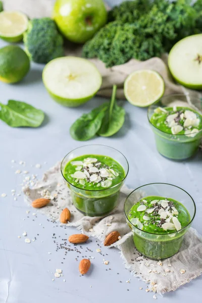 Frullato verde con broccoli di mele e spinaci — Foto Stock