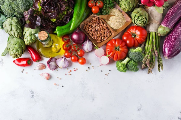 Variedade de produtos hortícolas frescos do mercado dos agricultores biológicos — Fotografia de Stock