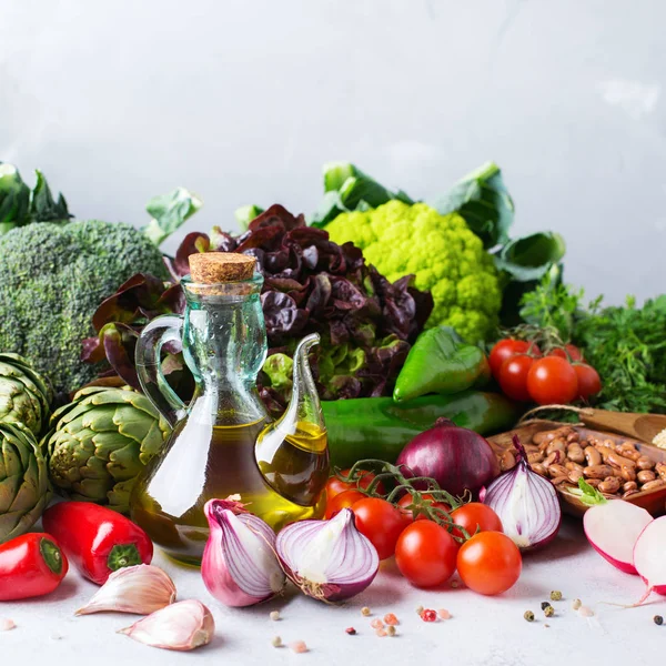 Sortiment av färska ekologiska farmer marknaden grönsaker — Stockfoto