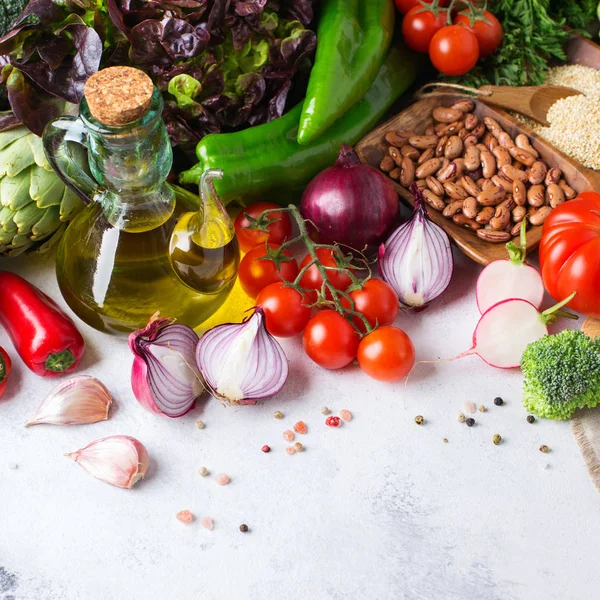 Variedade de produtos hortícolas frescos do mercado dos agricultores biológicos — Fotografia de Stock