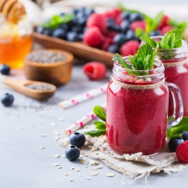 Çilek, böğürtlen, ahududu ile kahvaltıda sağlıklı karışık güler yüzlü