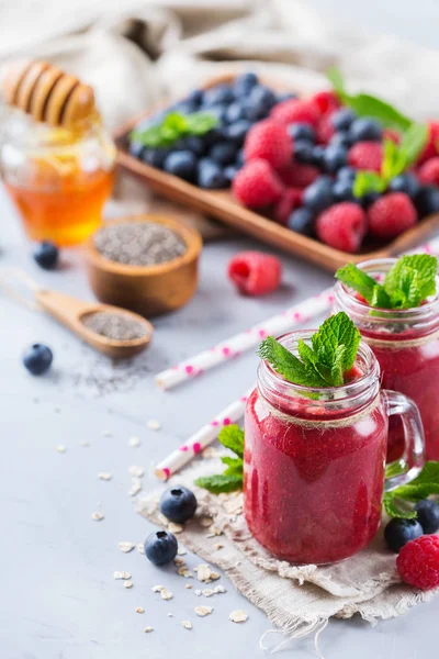 Smoothie misto saudável para café da manhã com bagas, mirtilo, framboesa — Fotografia de Stock