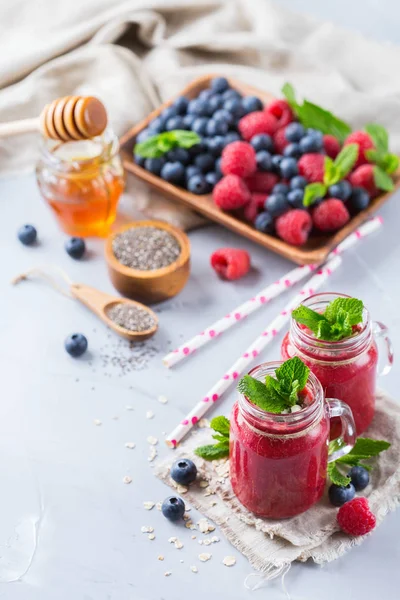 Здорова змішана смузі на сніданок з ягодами, чорницею, малиною — стокове фото