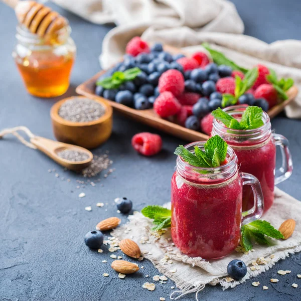 Smoothie misto saudável para café da manhã com bagas, mirtilo, framboesa — Fotografia de Stock