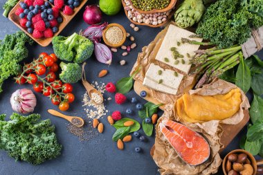 Kalp, diyet için sağlıklı dengeli gıda çeşitliliği seçimi