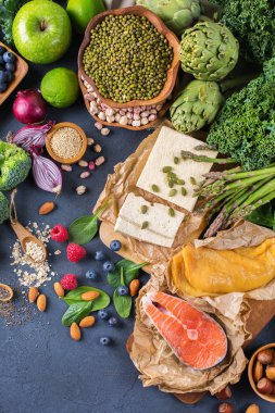 Kalp, diyet için sağlıklı dengeli gıda çeşitliliği seçimi