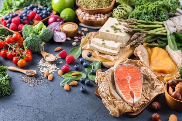 Surtido de selección de alimentos saludables y equilibrados para el corazón, dieta —  Fotos de Stock