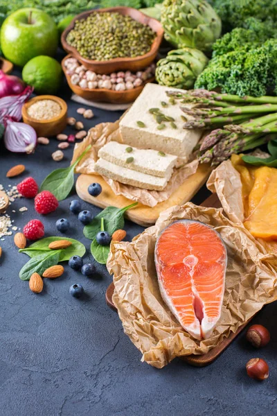 Urval sortiment av hälsosam balanserad mat för hjärtat, kost — Stockfoto