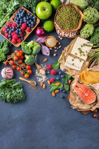 Seleção variedade de alimentos saudáveis e equilibrados para o coração, dieta — Fotografia de Stock