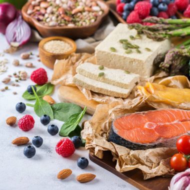 Kalp, diyet için sağlıklı dengeli gıda çeşitliliği seçimi