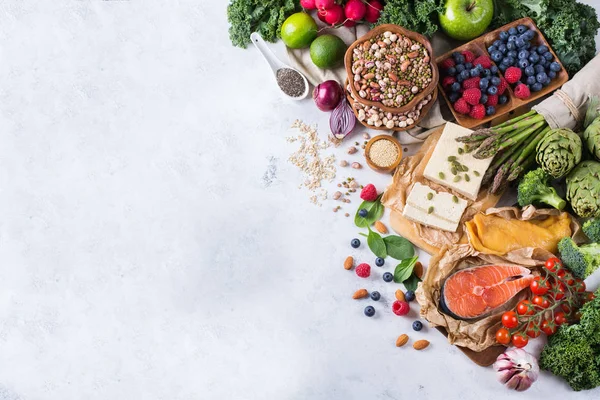 Výběr sortimentu zdravé vyvážené potravy pro srdce, dieta — Stock fotografie