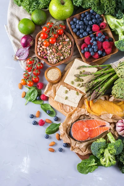 Seleção variedade de alimentos saudáveis e equilibrados para o coração, dieta — Fotografia de Stock