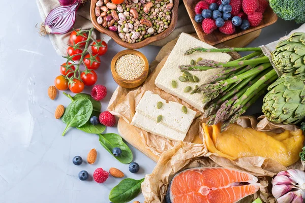 Kijelölés választék az egészséges kiegyensúlyozott táplálkozás, szív, diéta — Stock Fotó