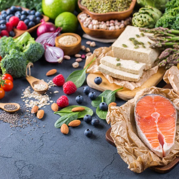 Urval sortiment av hälsosam balanserad mat för hjärtat, kost — Stockfoto