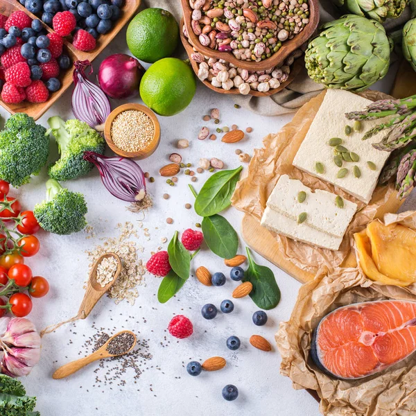 Auswahl an gesunden, ausgewogenen Lebensmitteln für Herz, Ernährung — Stockfoto