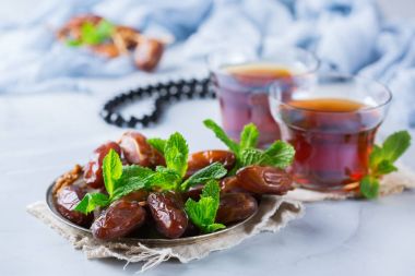 Ramazan ramazan kareem. Geleneksel Arapça çay nane ve tarihleri ile