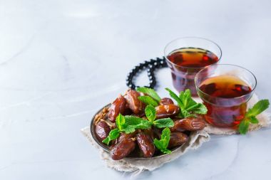 Ramazan ramazan kareem. Geleneksel Arapça çay nane ve tarihleri ile