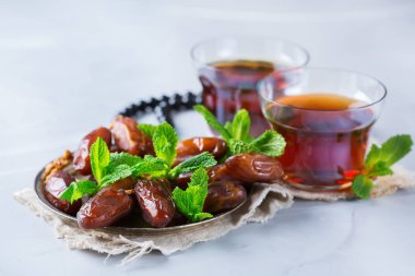 Ramazan ramazan kareem. Geleneksel Arapça çay nane ve tarihleri ile