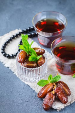 Ramazan ramazan kareem. Geleneksel Arapça çay nane ve tarihleri ile
