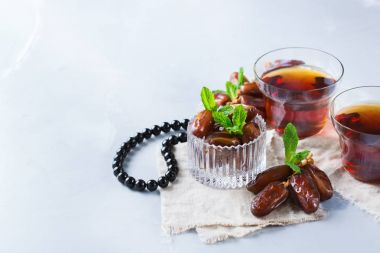 Ramazan ramazan kareem. Geleneksel Arapça çay nane ve tarihleri ile