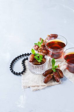 Ramazan ramazan kareem. Geleneksel Arapça çay nane ve tarihleri ile
