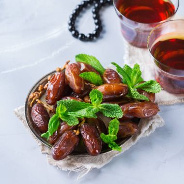 Ramazan ramazan kareem. Geleneksel Arapça çay nane ve tarihleri ile