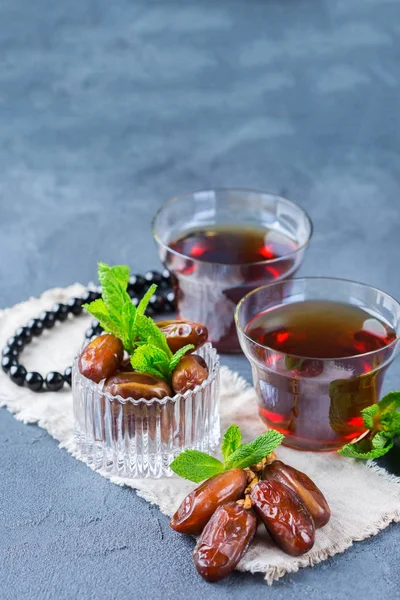 Ramadan ramazan kareem. Traditionella arabiska te med mynta och datum — Stockfoto